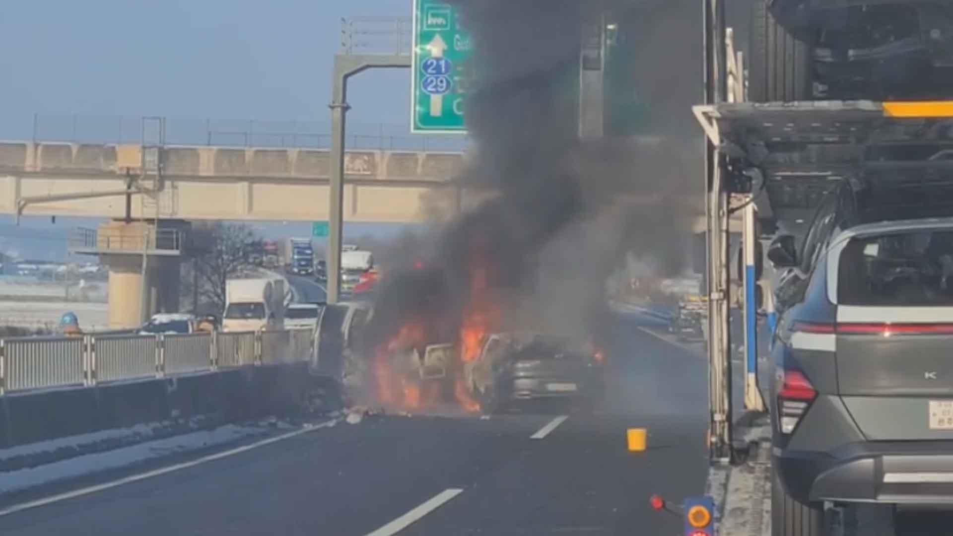 출근 시간 빙판길에 차량 미끄러져..3대 추돌 사고