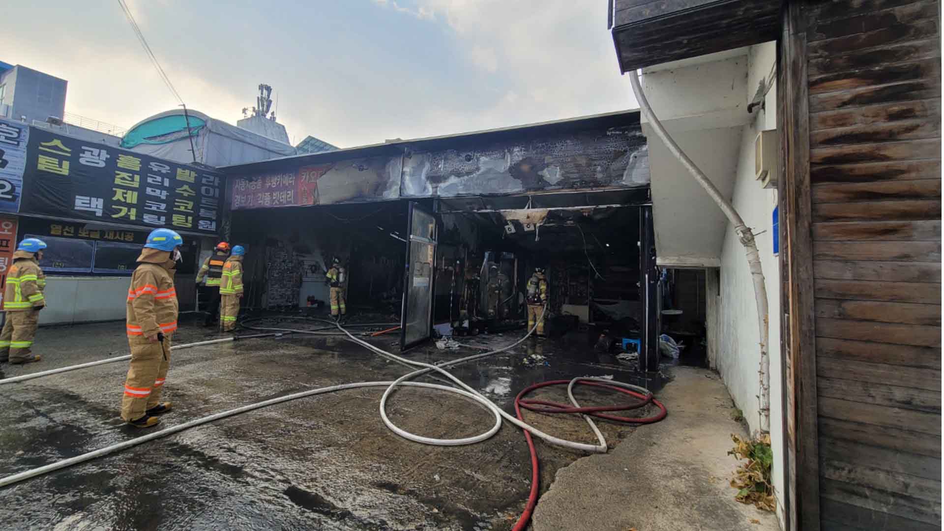 [영상] 전주 카센터 화재..희뿌연 연기 뒤덮여