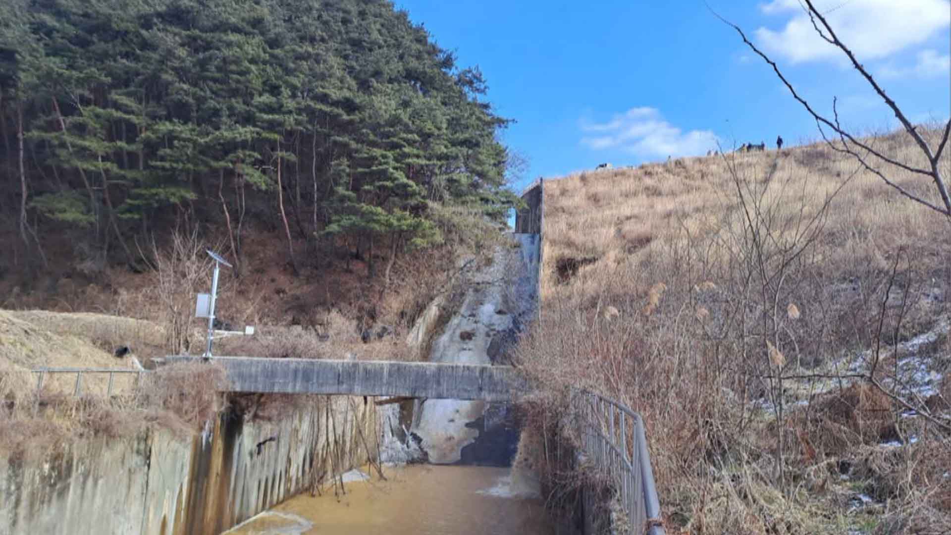 저수지 제방 일부 무너져..