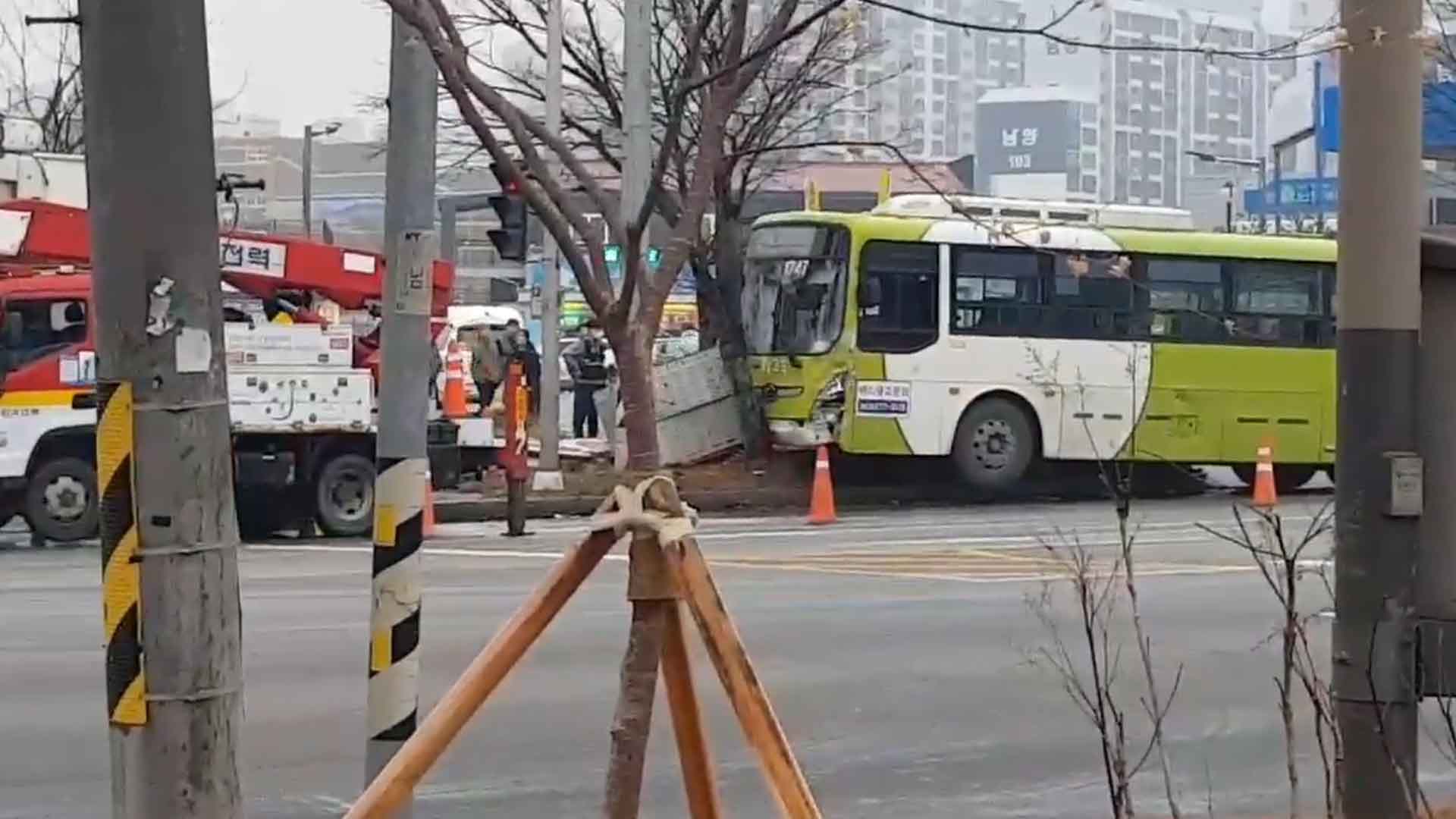 시내 버스가 변압기 들이받아 일대 정전