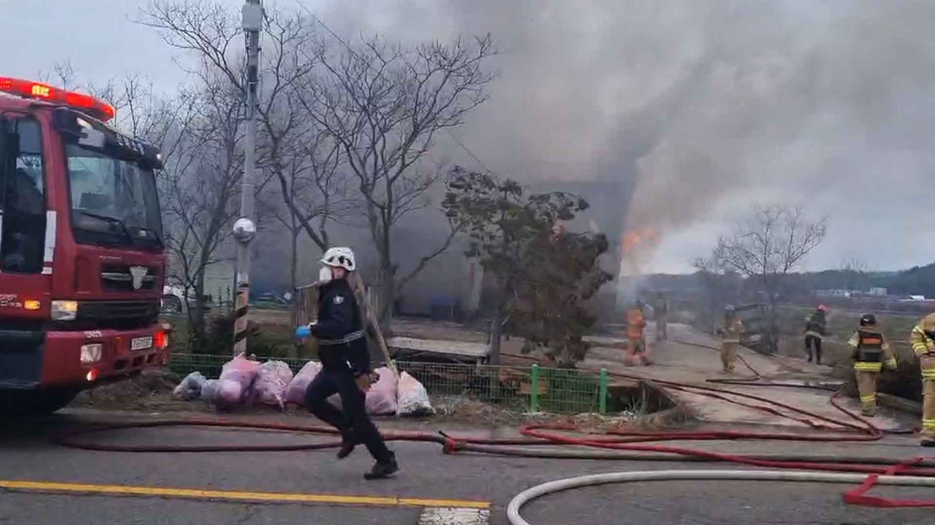 싱크대공장 화재 1시간 만에 진압..1개 동 전소