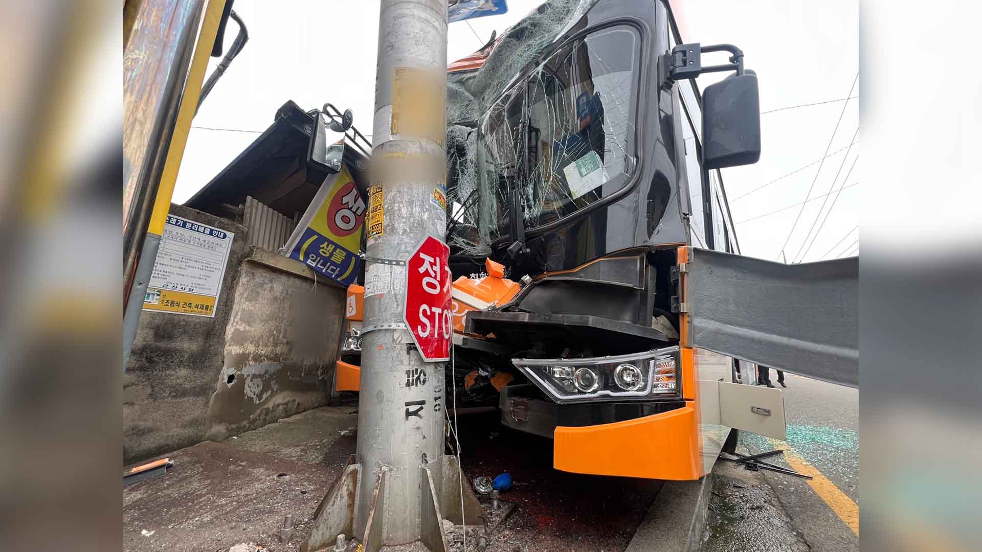 시내버스가 기둥 들이받아..70대 승객 숨져