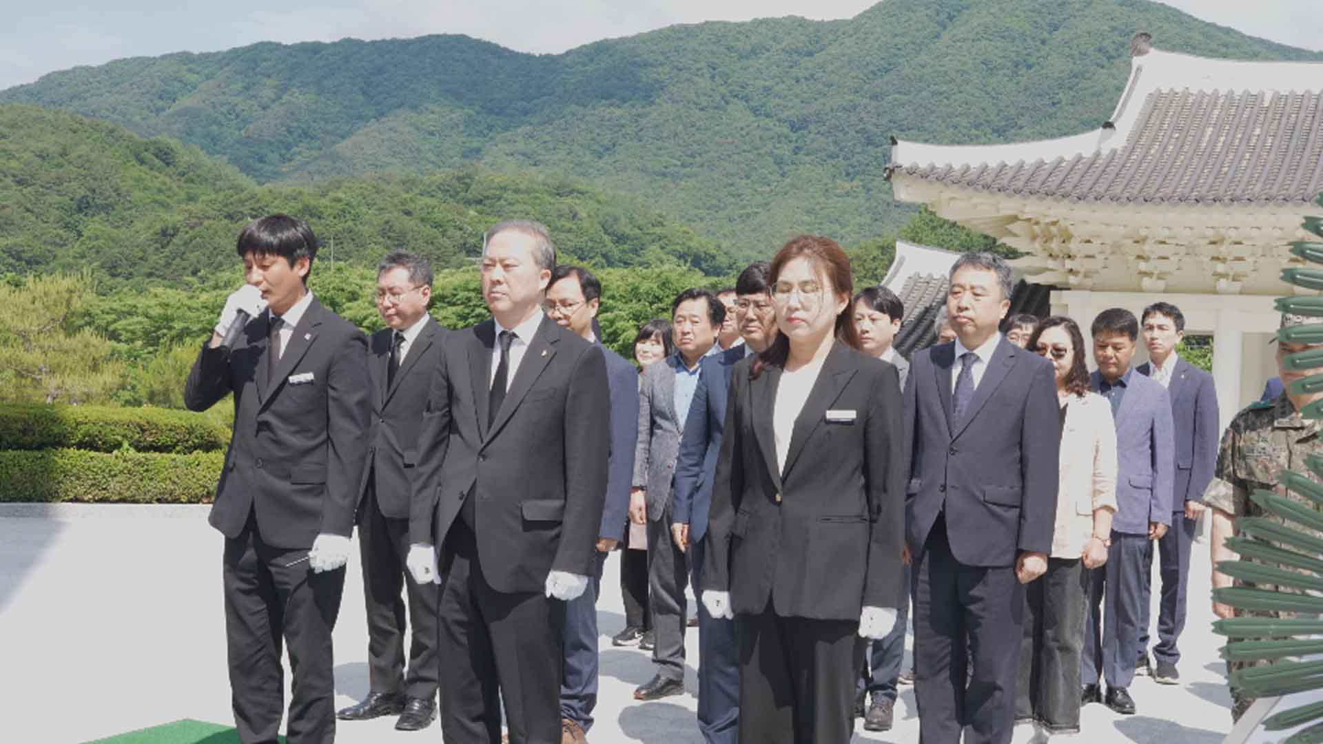 전북대 임실 호국원 참배.. 결연 묘역 찾아 태극기 꽂아