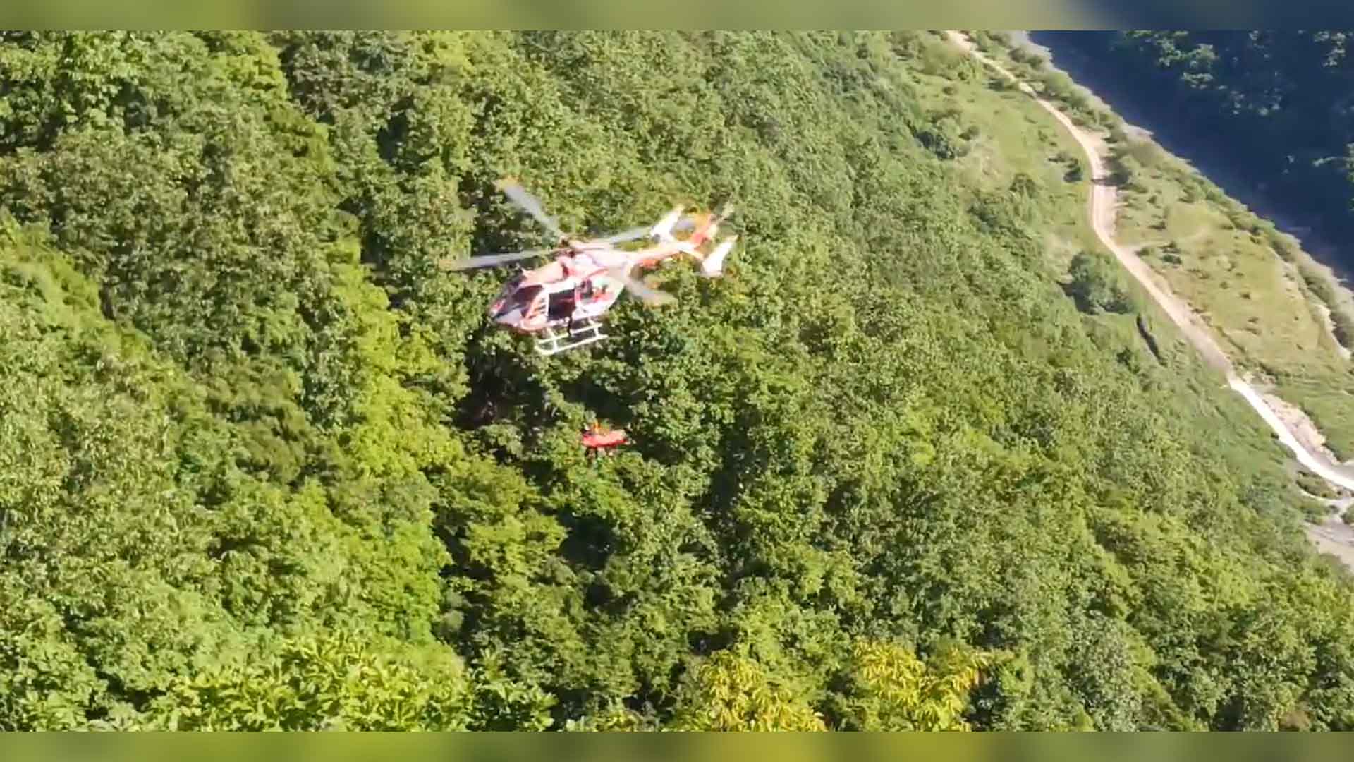 40대 등산객 50m 아래로 추락.. 소방 헬기 구조