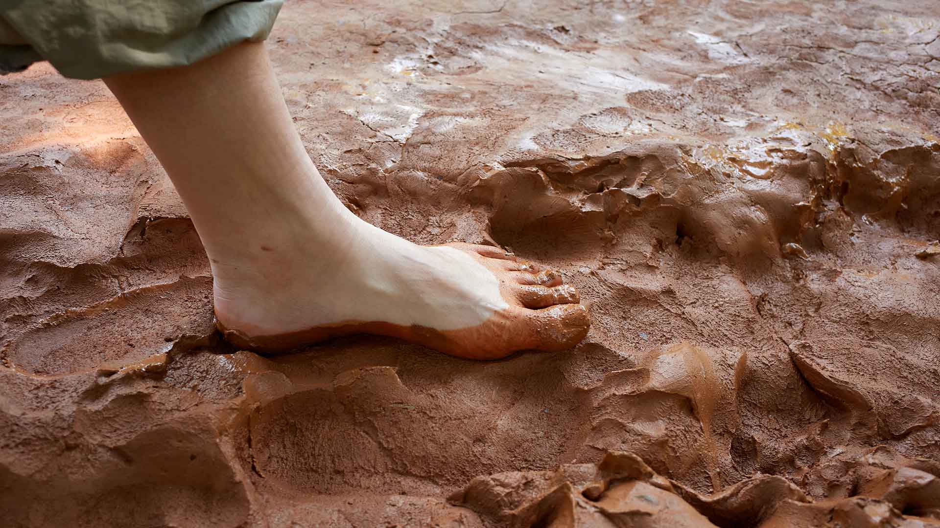 모악산 잔디광장에 맨발 황톳길 조성