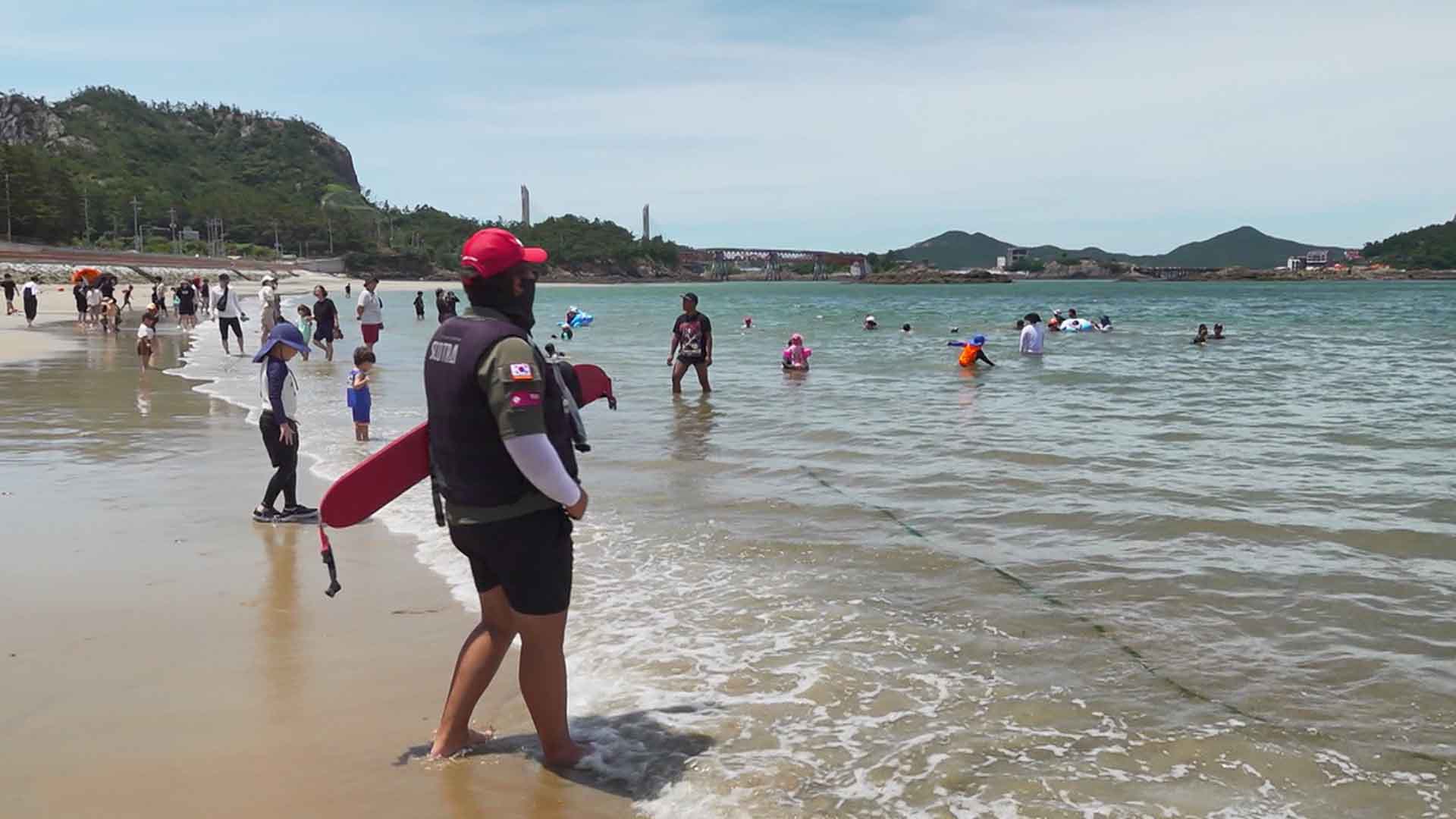 폭염 본격 시작.. 철썩이는 파도에 