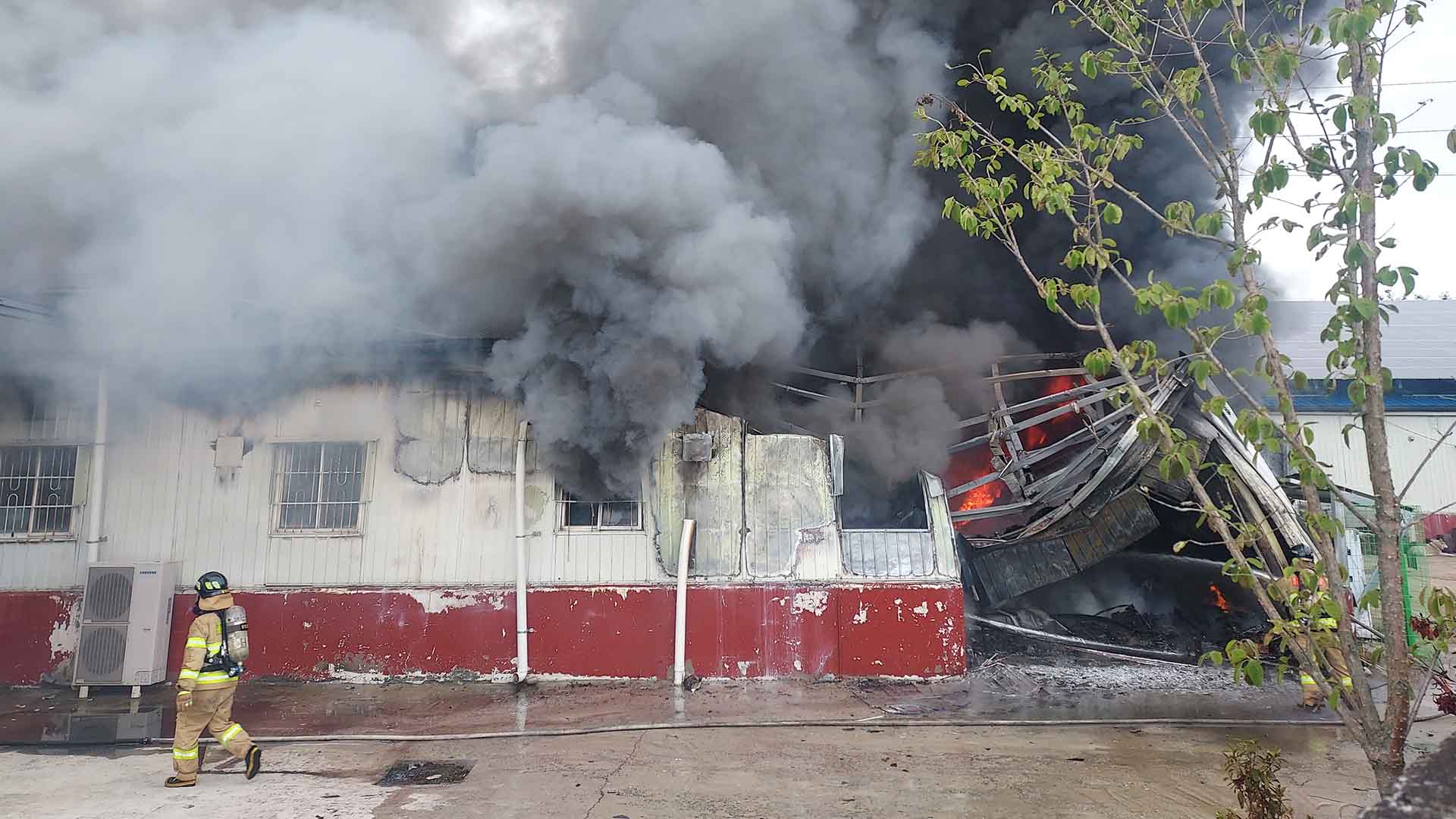 전주 팔복동 사무기기 매장 '불'.. 2시간 만에 진화